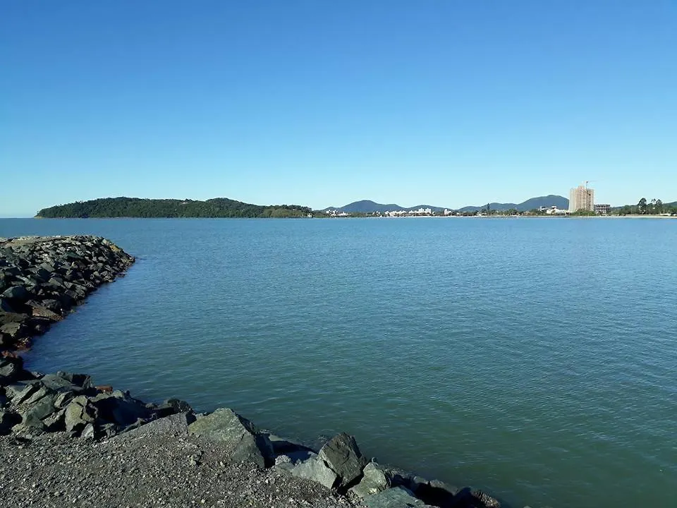 Suítes econômica 250 metros do mar Piçarras Brasil